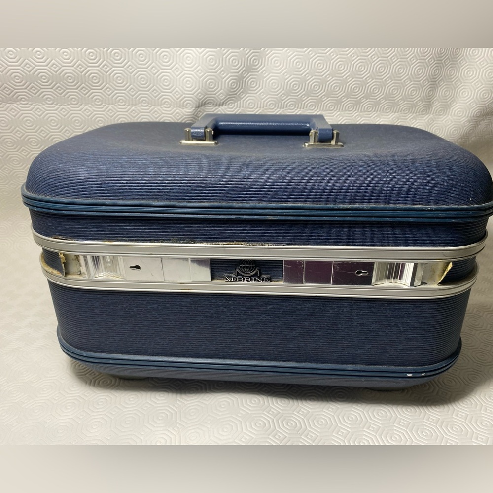 Small navy blue suitcase/train/makeup case